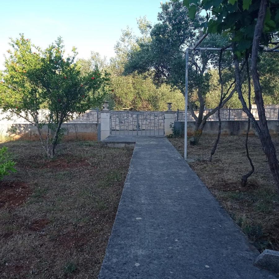 My Mediterranean Villa With Huge Garden And Own Parking 鲁巴达 外观 照片